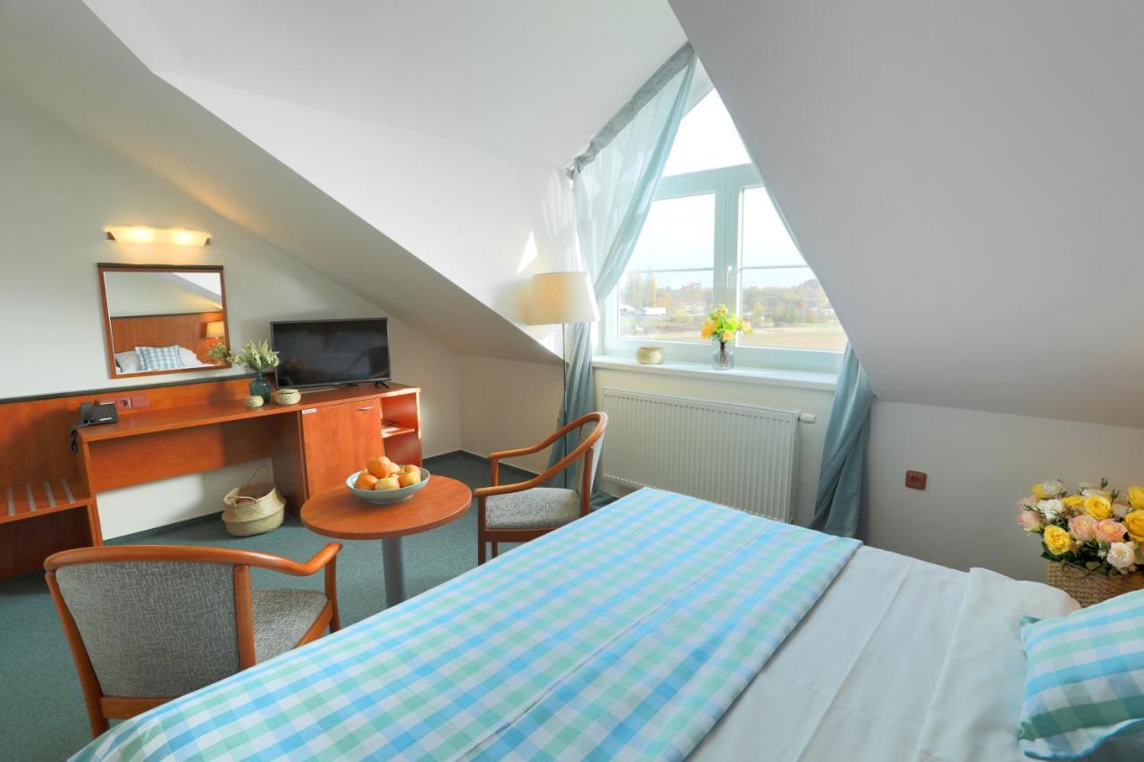 Hotel Brada Jičín エクステリア 写真