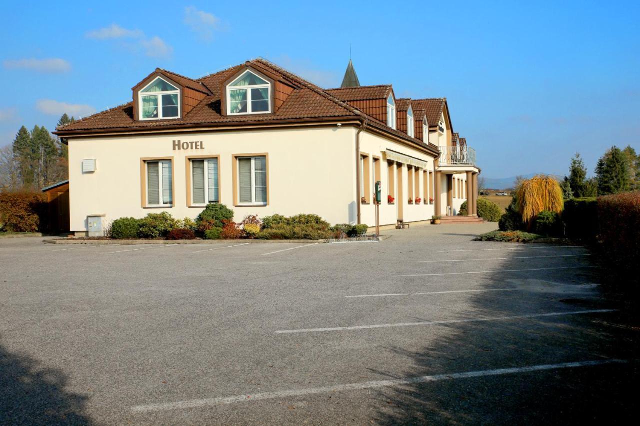 Hotel Brada Jičín エクステリア 写真